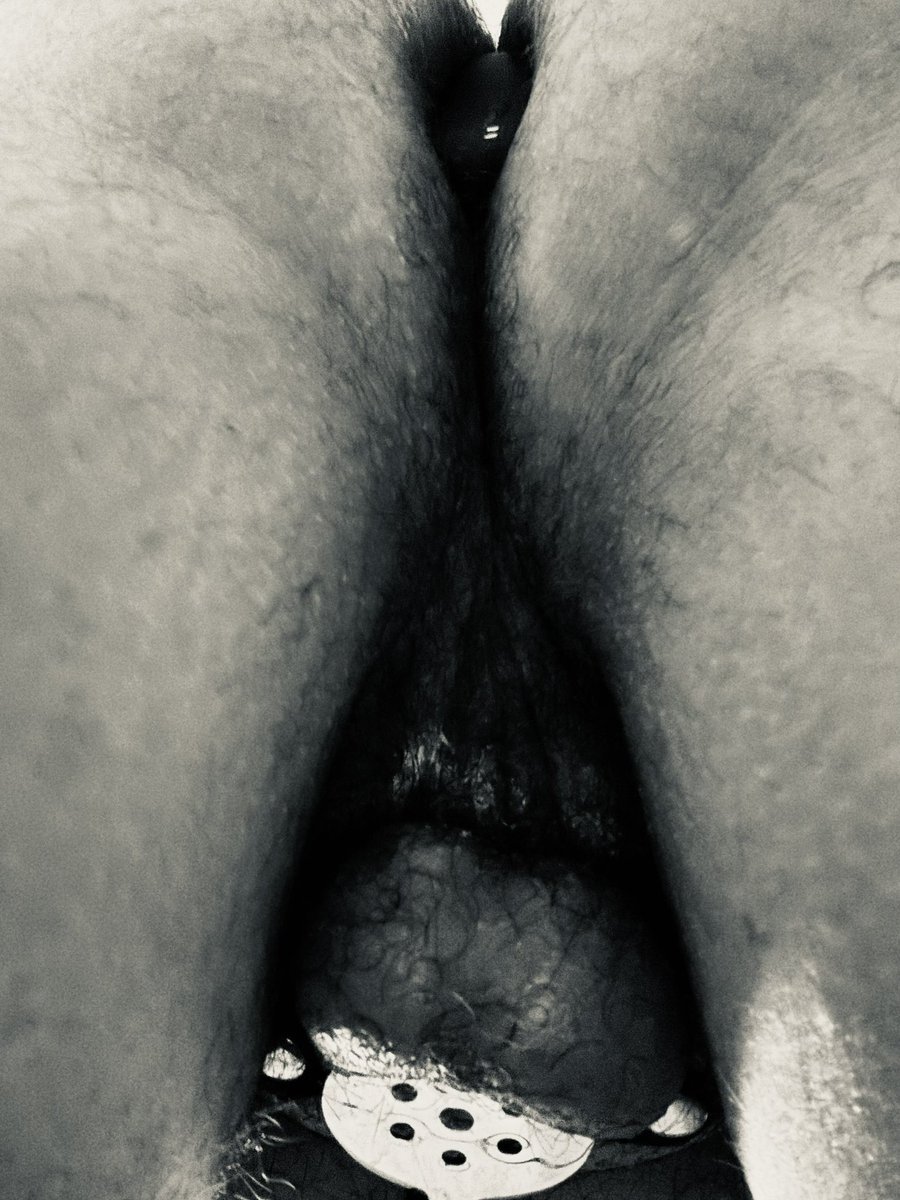 Así os leo ahora mismo. Mientras estoy siendo follado con el plug remoto. Muy perra.