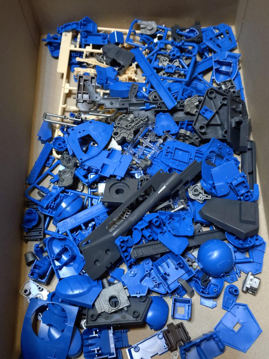 うちの展示会終了で新学期スタート‼️
久しぶりにキャラクターもの
ボトムズつくりましょう‼️
ウェーブ　1/24 ATM-09-SA
スコープドッグII
マックスファクトリー 1/24 
X・ATH−02ストライクドッグ
パーツ切った‼️
とにかくパーツ多い
明日から面出し開始