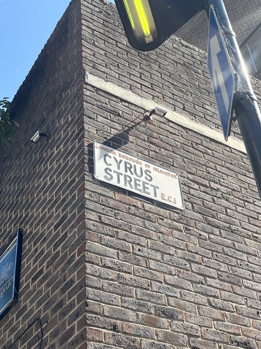 clar2cler's tweet photo. lo que me encontré hoy andando x londres 🙏🏼 hoy último día y al final no me la encontré a miley hdp vaga ! https://t.co/yMADm4wcCf