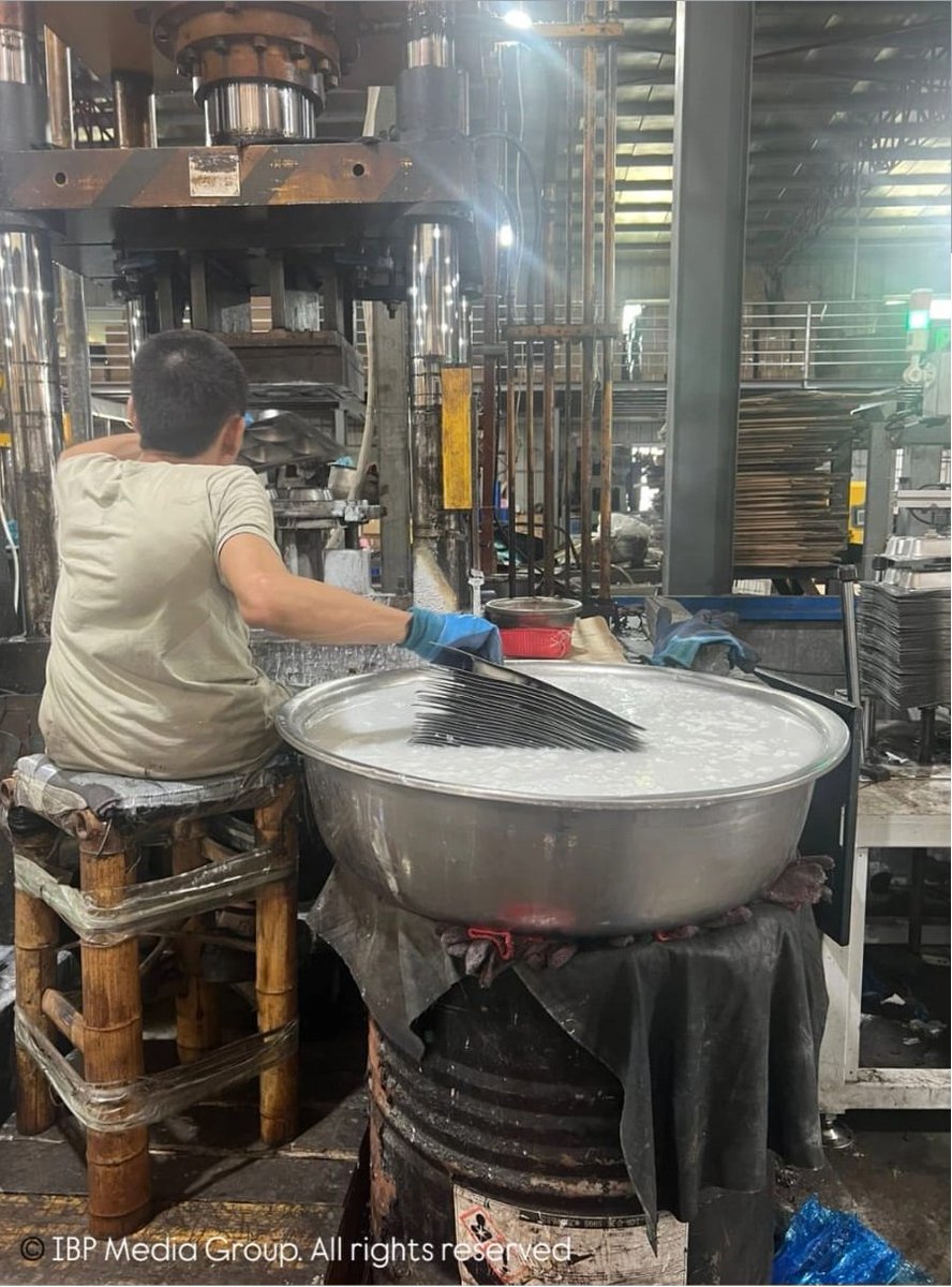 Bareng Warga - #IndonesiaGelap (@barengwarga) on Twitter photo Coba tebak-tebakan, kenapa tray MBG yg dibeli dari china dipaksakan pakai label Made in indonesia?
Apakah keracunan diberbagai daerah ada hubungannya dengan zat berbahaya di tray makanan ini? Coba tebak-tebakan, kenapa tray MBG yg dibeli dari china dipaksakan pakai label Made in indonesia?
Apakah keracunan diberbagai daerah ada hubungannya dengan zat berbahaya di tray makanan ini?