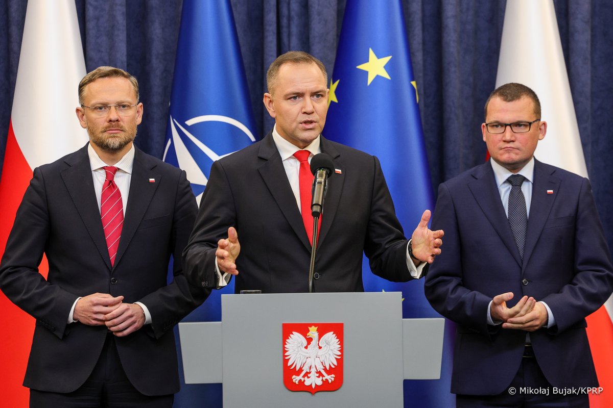 Kancelaria Prezydenta RP (@prezydentpl) on Twitter photo Prawo zaproponowane 3,5 roku temu dzisiaj powinno zostać skorygowane. Jestem przekonany, że wszystkie większe środowiska polityczne deklarują jasno, iż 800+ powinno przynależeć tylko tym uchodźcom z Ukrainy, którzy pracują. (...) Ustawa, którą dostałem na biurko o pomocy Prawo zaproponowane 3,5 roku temu dzisiaj powinno zostać skorygowane. Jestem przekonany, że wszystkie większe środowiska polityczne deklarują jasno, iż 800+ powinno przynależeć tylko tym uchodźcom z Ukrainy, którzy pracują. (...) Ustawa, którą dostałem na biurko o pomocy