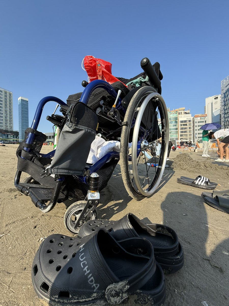 バリアフリービーチ🇰🇷🏖️です。

海の近くまでスロープが用意されていました。

これは車椅子ユーザにとっては嬉しいですね。

(サンダルは以前に内パク騎手からいただいたものです🤪)

#フジイチャレンジ2
