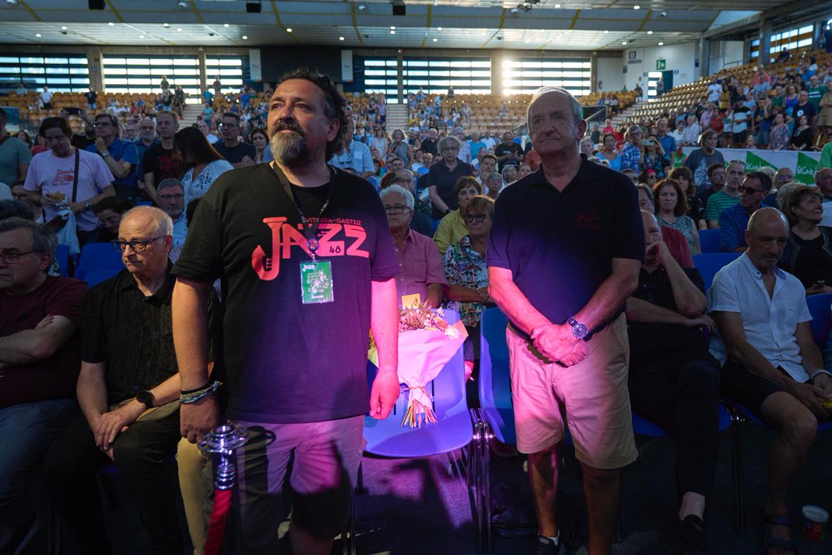 Hoy recordamos a Xabier Añua 💚 Figura clave del jazz en Vitoria y del baloncesto, a quien rendimos homenaje al inicio de la 48ª edición.

Gaur Xabier Añua gogoratzen dugu 💚 Gasteizko jazzaren eta saskibaloiaren eragile nagusietakoa, 48. edizioaren hasieran omendua.
