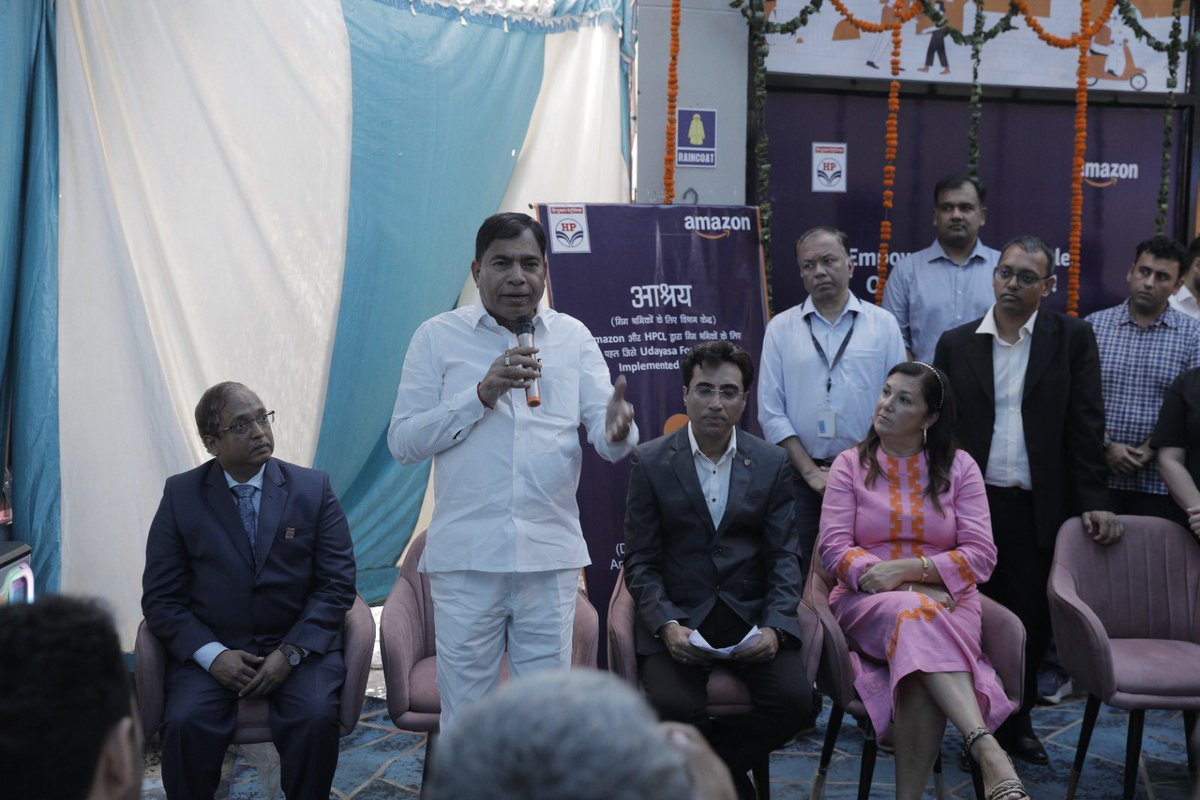 HPCL's tweet image. HPCL, in collaboration with Amazon India, is proud to support frontline gig-economy workers through Ashray Centres at our Retail Outlets. Amazon India has already launched 40 new centres nationwide, with the latest inaugurated at HPCL Retail Outlet, M/s Ashima Fuel Station,…