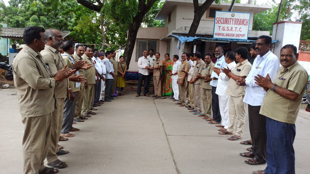 mlgdmtsrtc's tweet image. Rakhi Special
మిర్యాలగూడ డిపోలో రాఖీ సందర్భంగా మన ప్రియమైన ఎం.డి. సజ్జనార్ గారు డ్రైవర్లు మరియు కండక్టర్లు మరింత సౌలభ్యం పొందే విధంగా ముందడుగు వేసి, వారికి భోజనం, అరటిపండ్లు, మాజ్జా అందజేశారు. ముఖ్యంగా ట్రాఫిక్ క్లియరెన్స్ విజయవంతంగా పూర్తయ్యిన తరువాత వారికి మిఠాయిలను అందించారు.