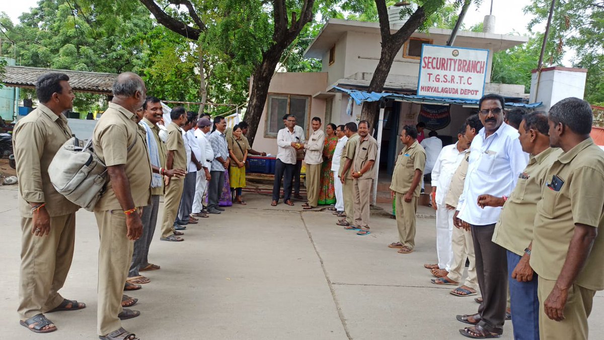mlgdmtsrtc's tweet image. Rakhi Special
మిర్యాలగూడ డిపోలో రాఖీ సందర్భంగా మన ప్రియమైన ఎం.డి. సజ్జనార్ గారు డ్రైవర్లు మరియు కండక్టర్లు మరింత సౌలభ్యం పొందే విధంగా ముందడుగు వేసి, వారికి భోజనం, అరటిపండ్లు, మాజ్జా అందజేశారు. ముఖ్యంగా ట్రాఫిక్ క్లియరెన్స్ విజయవంతంగా పూర్తయ్యిన తరువాత వారికి మిఠాయిలను అందించారు.