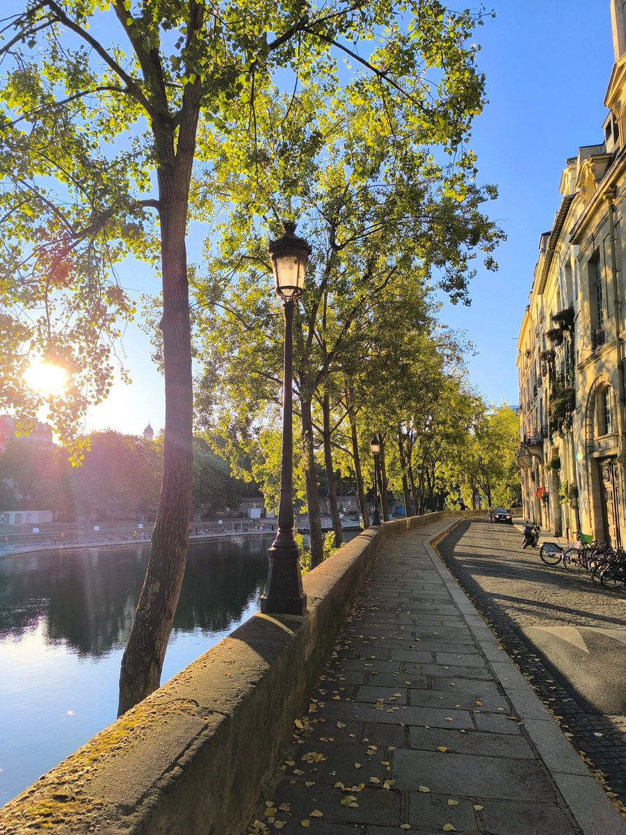 PARIS ✨
Le calme et le charme de l'île St Louis.