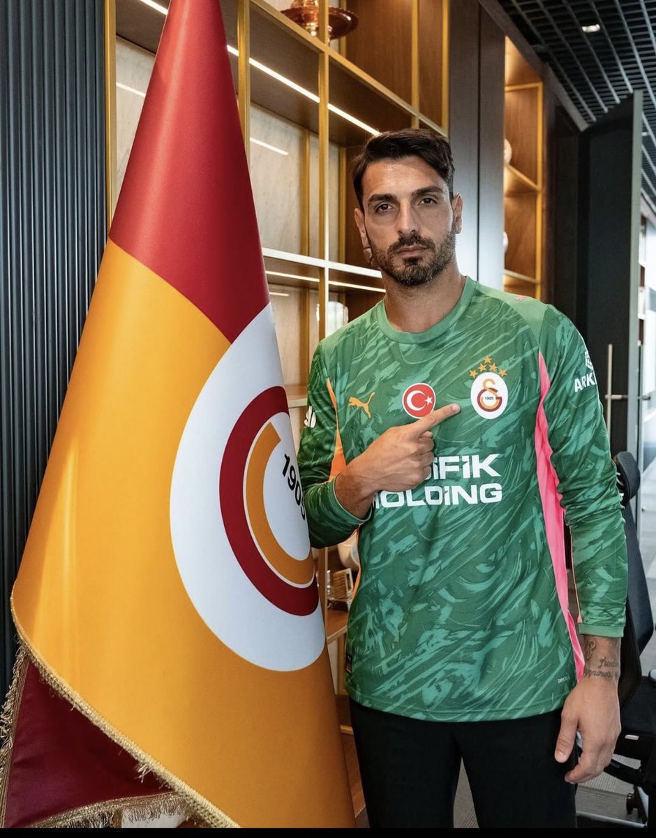 #Galatasaray #günay #Günaygüvenç kalecimizi üstün performansı nedeniyle kutluyor, başarılarının devamını diliyoruz. Kalemiz emin ellerde, transfer istemiyoruz. <a href="/GalatasaraySK/">Galatasaray SK</a> <a href="/Basgan/">Dursun Başgan</a> <a href="/ultrAslan/">ultrAslan</a>