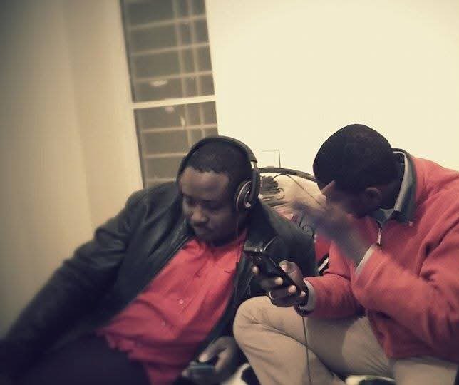 BarazeOfficiel's tweet photo. Il fut une période où j’étais tout simplement attiré par le son,créer des beats écouter pour reproduire mais j’ai finalement compris que le quotidien du pays est une éponge qui efface les rêves !!!!
#fuisniger https://t.co/noQ9UtLT8L