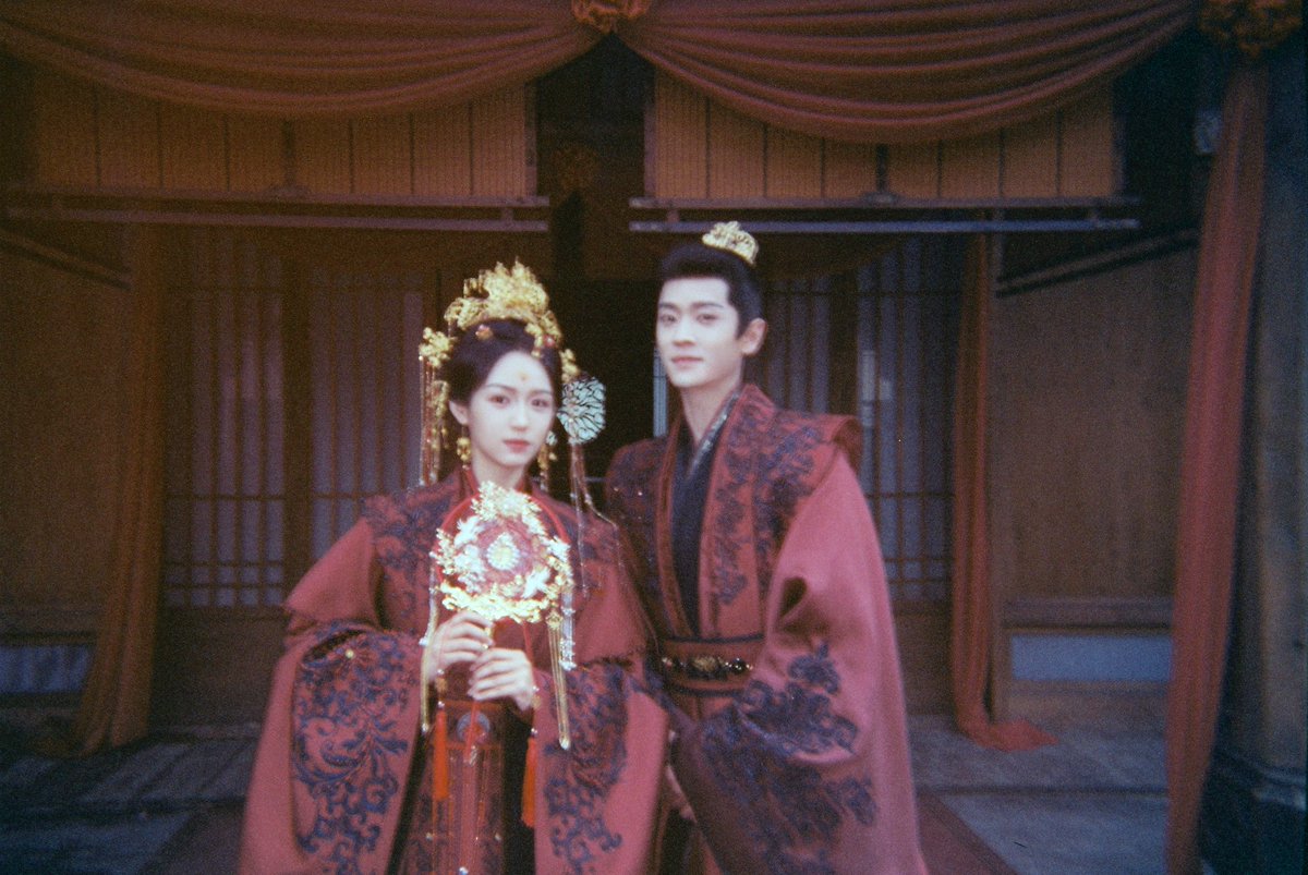 SimplyZhouYezi's tweet photo. #LegendOfTheFemaleGeneral shares more on set film shots of Zhou Ye &amp; Cheng Lei for finale!😭

“We've watched the snow in Yezhouwei side by side, admired the moon from the rooftops, and as time passes, everything around us has settled, but Yanyan and Dudu's story will continue~” https://t.co/8zGPhbRDKk