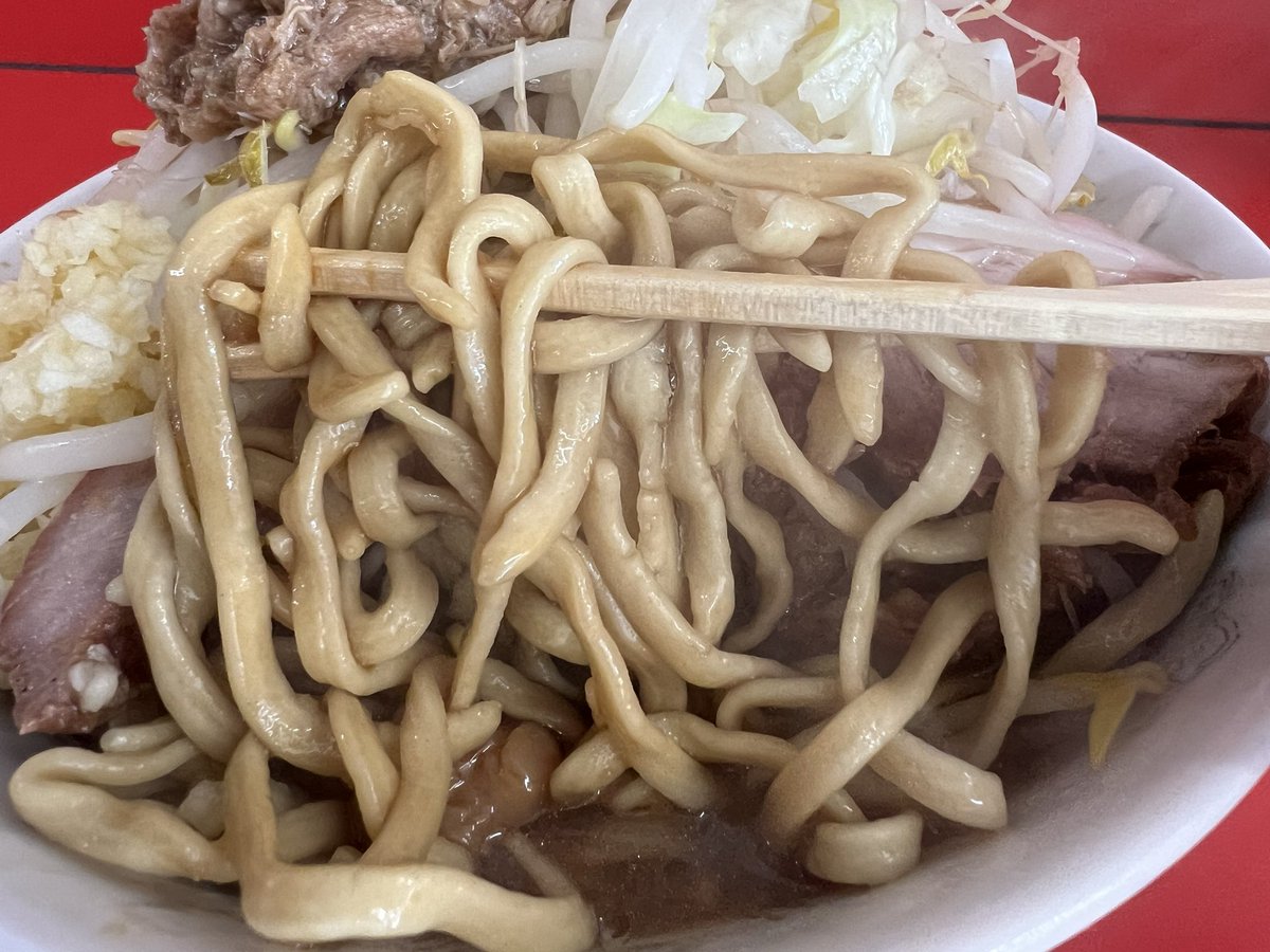 二郎　ひたちなか

小ラーメン
麺カタカタ、ヤサイ少なめ、ニンニク、アブラ

水戸で用事を済ませて♪
麺パッキパキやでっ！
うまーい！
カタカタはスープ少ないから、かなりしょっぱめなので次回、麺カタカタの時は味薄めにしようかな
でもスープはしょっぱいだけじゃなく旨みもあったから良かった♪