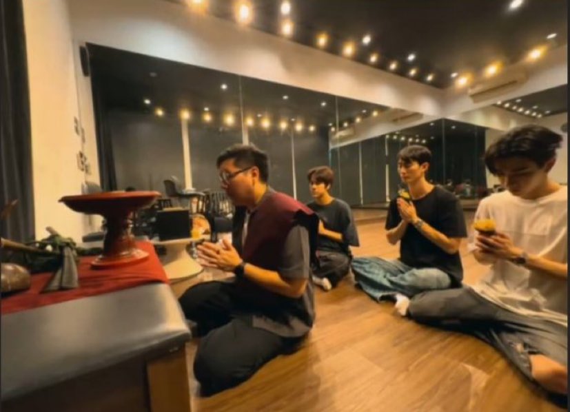 คนพุทธนั่งขัตตะหมาด คนคริสนั่งพับเพียบ 🤣