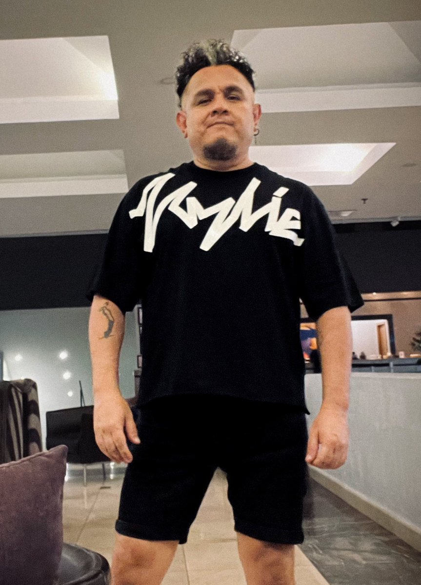 Tuve que hacer un hechizo esta noche e hice el logo de Kylie con cinta en una playera para su concierto de esta noche en Guadalajara. 
Me gustó como quedó 😜
🎶Do you belive in magic? 🪄✨