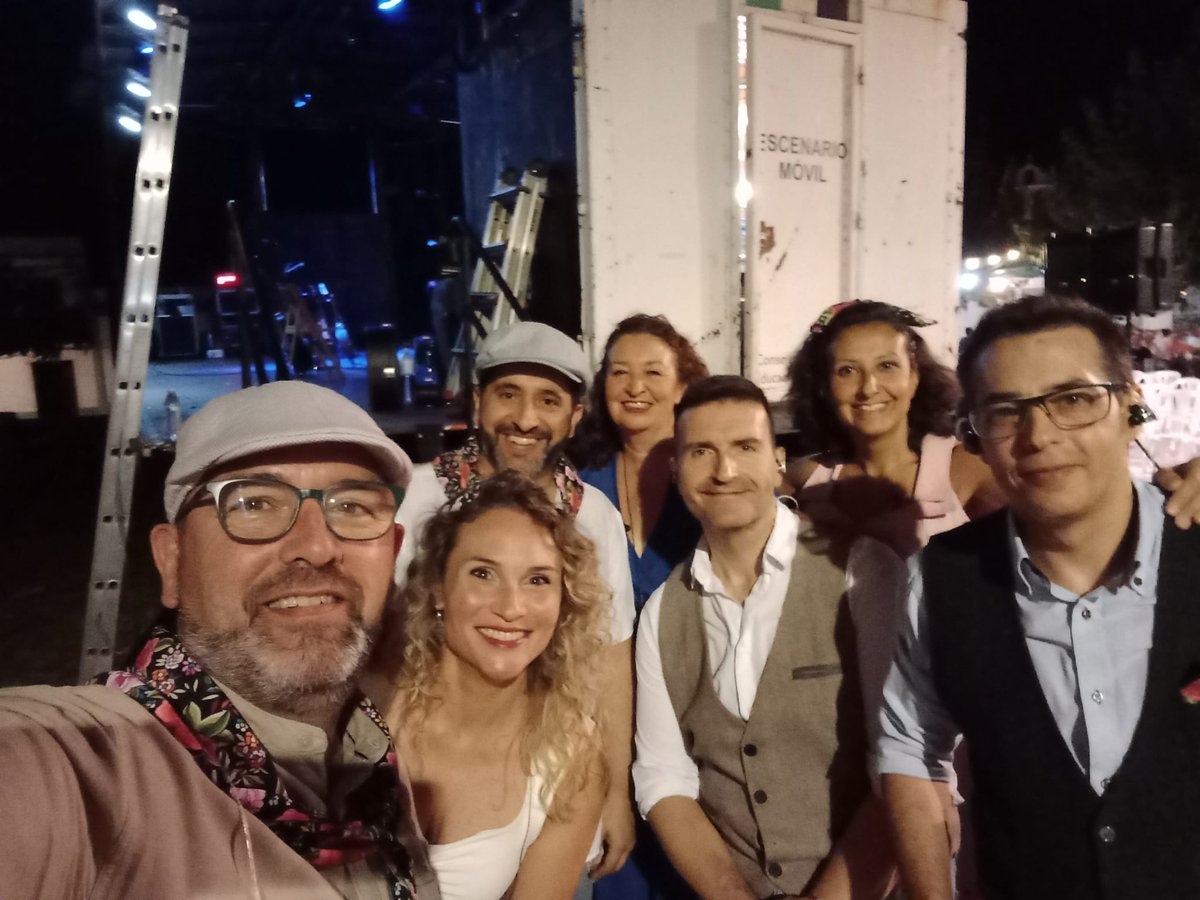 Ayer a punto de subirnos al escenario de Pallares!! Qué gozada!! Mil gracias por una noche fantástica con un público maravilloso: atento, respetuoso, participativo y entregado!! Por muchas más noches así con las Unidades Móviles de la Junta y nuestros amigos de Exson