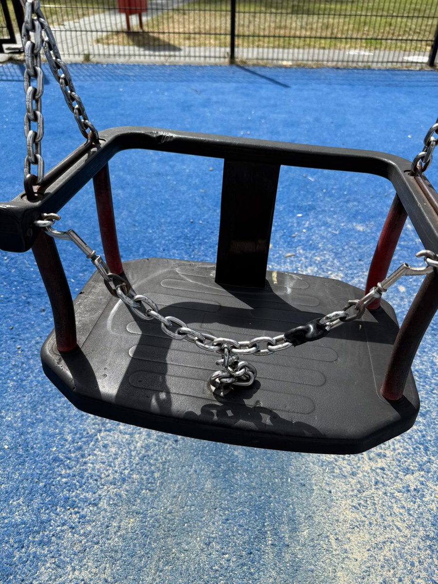 Hej <a href="/UMChorzow/">Miasto Chorzów</a> gdzie można zgłosić zepsutą infrastrukturę na placu zabaw? 
Może jesteście w stanie załatwić naprawę zanim stanie się jakaś tragedia?