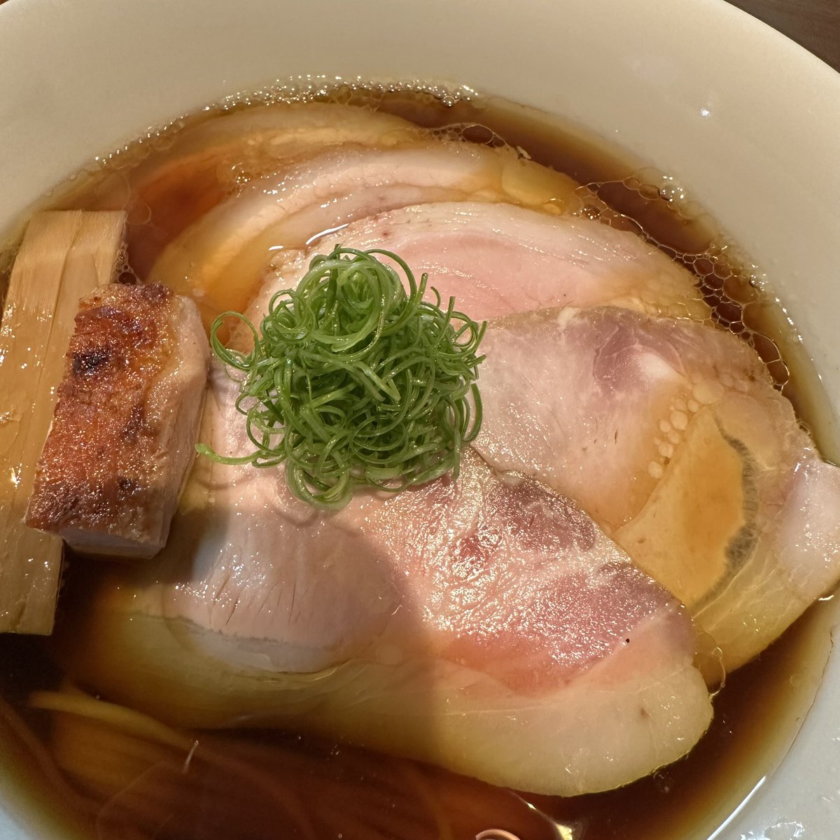 らぁ麺 紫陽花@中川区（8/17）

醤油ちゃーしゅー麺

ツルツルモチとしなやかな中細麺は啜り心地＆喉越し最高🍜
スープとの絡みに小麦の風味も良い🌾

醤油の香り良く鶏豚の旨味広がるスープがめちゃ旨🐓
コク深くしっかりとした醤油感が良き🤤

各種チャーシューも絶品🌟

最高に美味しかった🥹