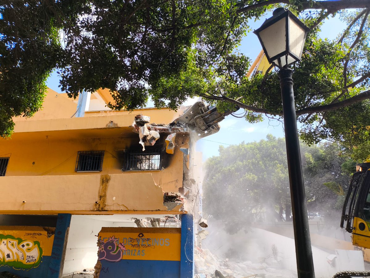 🏟️ Avanza la demolición del estadio de fútbol de #Marbella en el octavo día de trabajo de Verosa en el Antonio Lorenzo Cuevas.