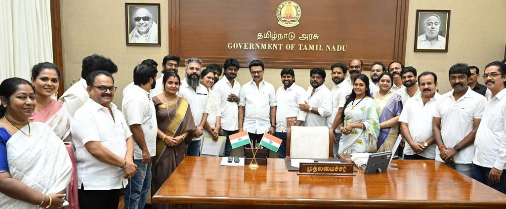 சு.கார்த்திக்ராஜ் MCA,MBA., (@karthikraj_dmk) on Twitter photo சின்னத்திரை நடிகர் சங்கத்தின் புதிய நிர்வாகிகள் மாண்புமிகு முதலமைச்சர் #மு_க_ஸ்டாலின் அவர்களை சந்தித்து வாழ்த்து பெற்றனர்.
<a href="/mkstalin/">M.K.Stalin</a> <a href="/Udhaystalin/">Udhay</a> <a href="/V_Senthilbalaji/">V.Senthilbalaji</a> <a href="/DMKITwing/">DMK IT WING</a> <a href="/arivalayam/">DMK</a>
#NamakkalWest_ITWing 🖤❤️ சின்னத்திரை நடிகர் சங்கத்தின் புதிய நிர்வாகிகள் மாண்புமிகு முதலமைச்சர் #மு_க_ஸ்டாலின் அவர்களை சந்தித்து வாழ்த்து பெற்றனர்.
<a href="/mkstalin/">M.K.Stalin</a> <a href="/Udhaystalin/">Udhay</a> <a href="/V_Senthilbalaji/">V.Senthilbalaji</a> <a href="/DMKITwing/">DMK IT WING</a> <a href="/arivalayam/">DMK</a>
#NamakkalWest_ITWing 🖤❤️