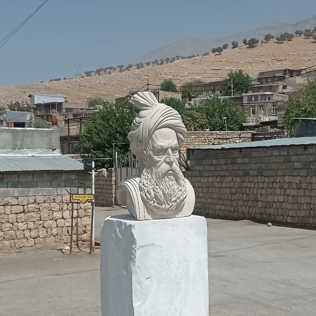 itz_aidamm's tweet image. درست روزی که زینب موسوی بلاگر خودطنزپندار   ازگل به فردوسی بزرگ توهین کرد! 
استاد شکری یکی از هنرمندای لرستانی این اثر فاخرو در روستای پدری خودش با هزینه شخصی میسازه و نصب میکنه