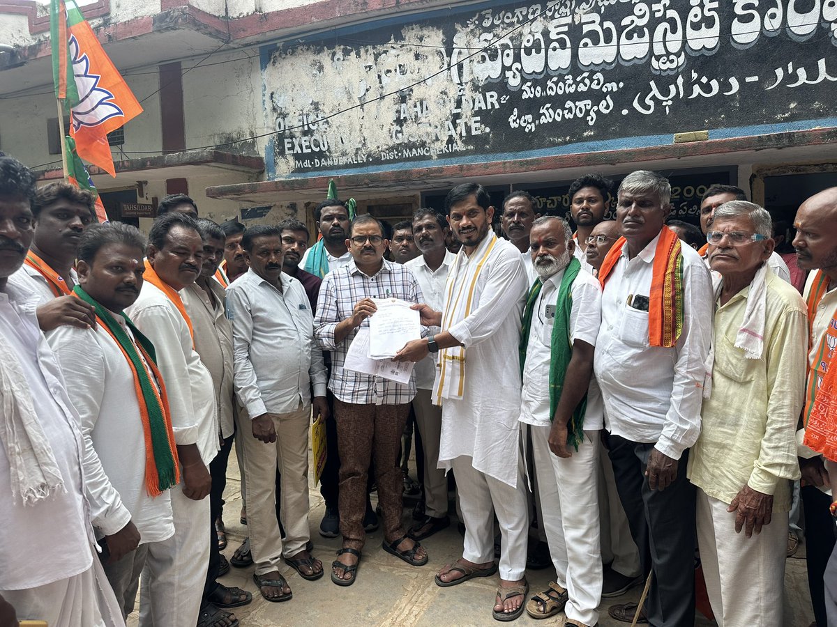 కాంగ్రెస్ ప్రభుత్వం ఎన్నికల సమయంలో ఇచ్చిన 6 గ్యారంటీలను అమలు చేయాలని డిమాండ్ చేస్తూ ఈరోజు బీజేపీ దండేపల్లి మండలం ఆధ్వర్యంలో MRO  కార్యాలయం ఎదుట చేపట్టిన నిరసన కార్యక్రమంలో పాల్గొన్నాను
#CongressFailedTelangana 
<a href="/BJP4Telangana/">BJP Telangana</a>