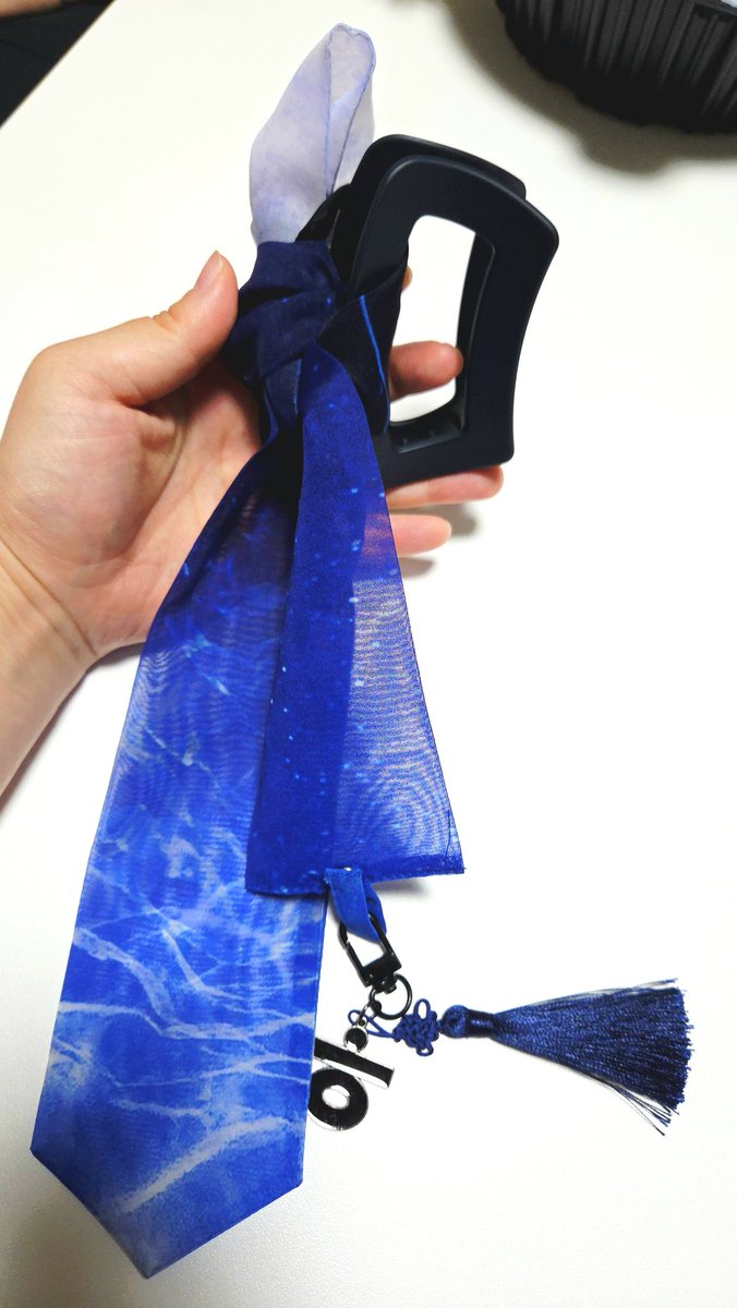 꽃서울 25밤파도 댕기향대(어떤 댕기향대든 길이만 충분하면!)는 네모집게핀에 고름매듭으로 묶어 끝에 노리개를 달면 요렇게도 이뿌게 코디도 가능하댜! 꽃손이 관심종자되어가는 기분이에옵