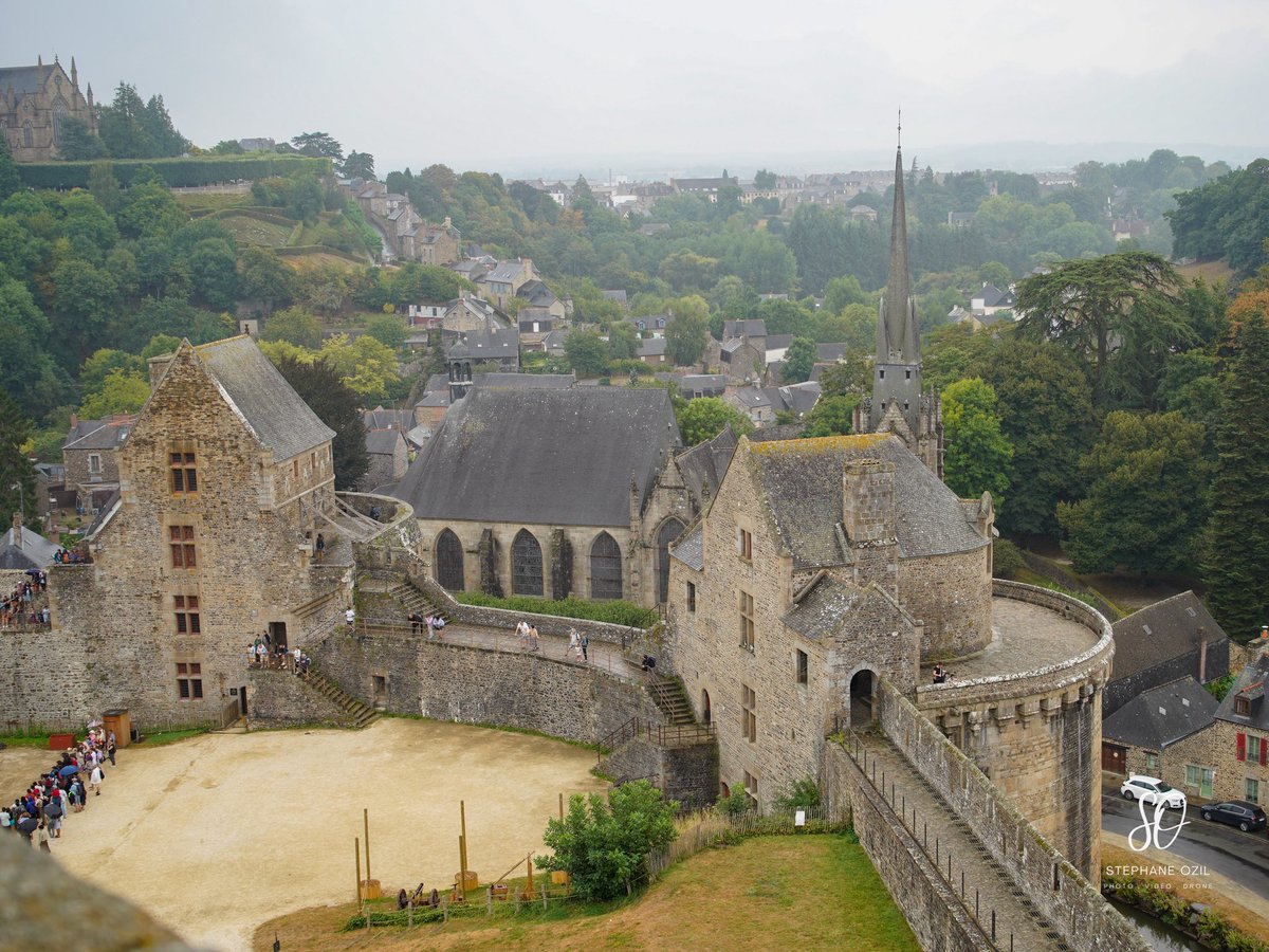 HISTOIRE 🏰 I Ancré sur son rocher granitique, ceinturé par les eaux du Nançon, le #Château de Fougères est l’un des plus anciens, mais aussi l'un des plus vastes châteaux forts d’Europe. 

📷 @Stephane_Ozil

#Fougères #Bretagne #Breizh #Oraterra