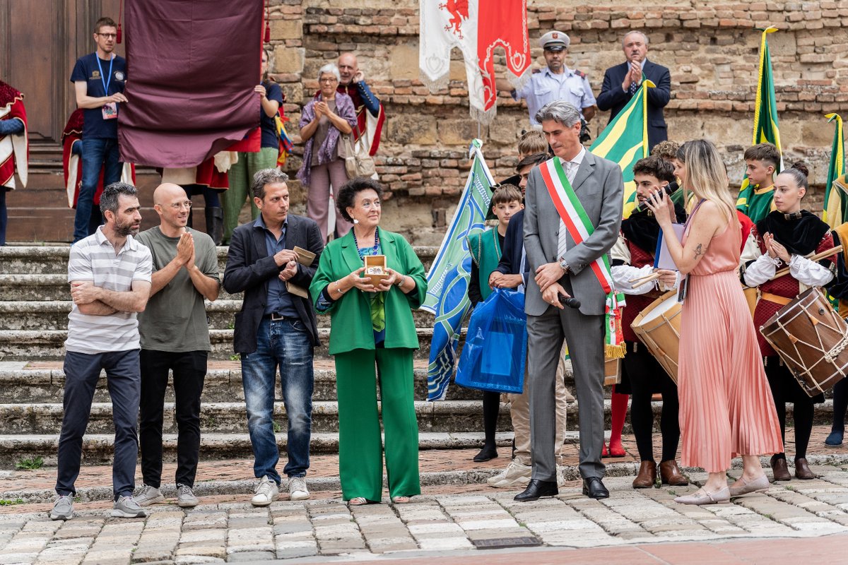 Bravìo delle Botti di #Montepulciano, svelato il Panno dedicato agli 80 anni dalla Liberazione dell’Italia dal nazifascismo.

Lo svelamento del panno è stato preceduto dalle premiazioni del concorso, giunto alla XXIII edizione, “A Tavola con il Nobile” bit.ly/PannoBravio2025