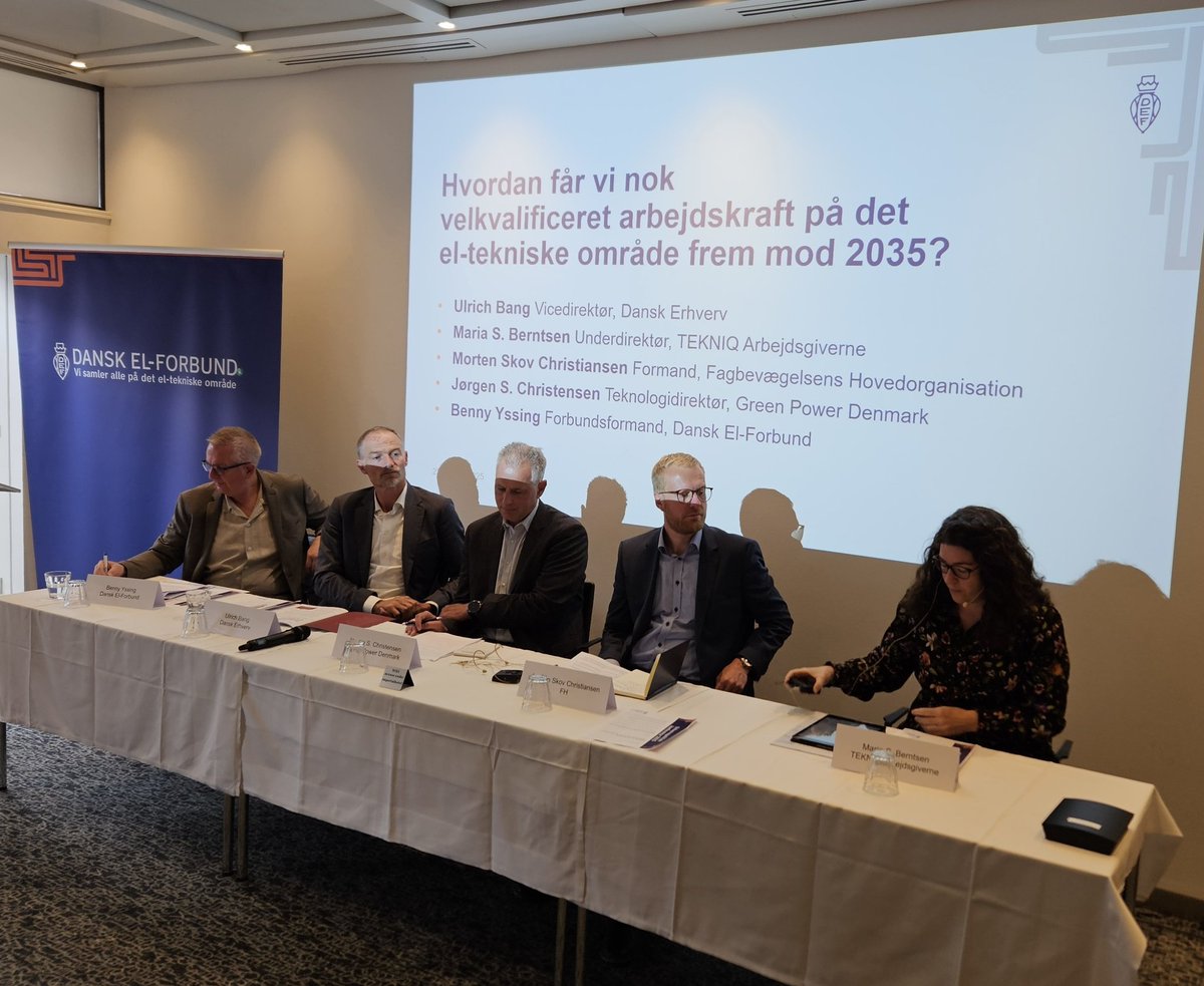 - Lad os nu få skaffet praktikpladser til de mange unge, der gerne vil bidrage til #dkgreen som fx elektrikere, lyder det fra <a href="/BennyYssing/">benny yssing</a> i debat med Maria S. Berntsen (<a href="/TEKNIQdk/">TEKNIQ</a>), <a href="/MortenSkov82/">Morten Skov</a> (<a href="/FH_danmark/">Fagbevægelsens Hovedorganisation</a>), <a href="/ulrichbang/">Ulrich Bang</a> (<a href="/DanskErhverv/">Dansk Erhverv</a>) og Jørgen S. Christensen (<a href="/GreenPowerDK/">Green Power Denmark</a>)