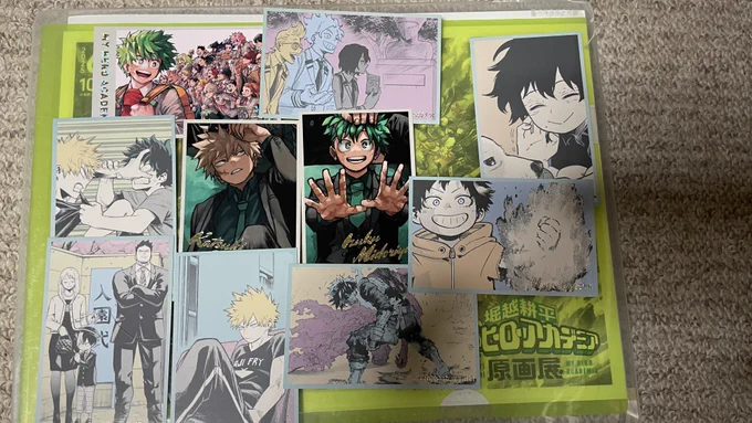 こっちは「轟くんがピースしてる3人のがほしい💚🩵🧡」って買ったのにかすりもしなかったけどなんだかんだ引きがよかったカード、集合嬉しい!幼馴染好きだからケンカしてるやつ嬉しい😆 