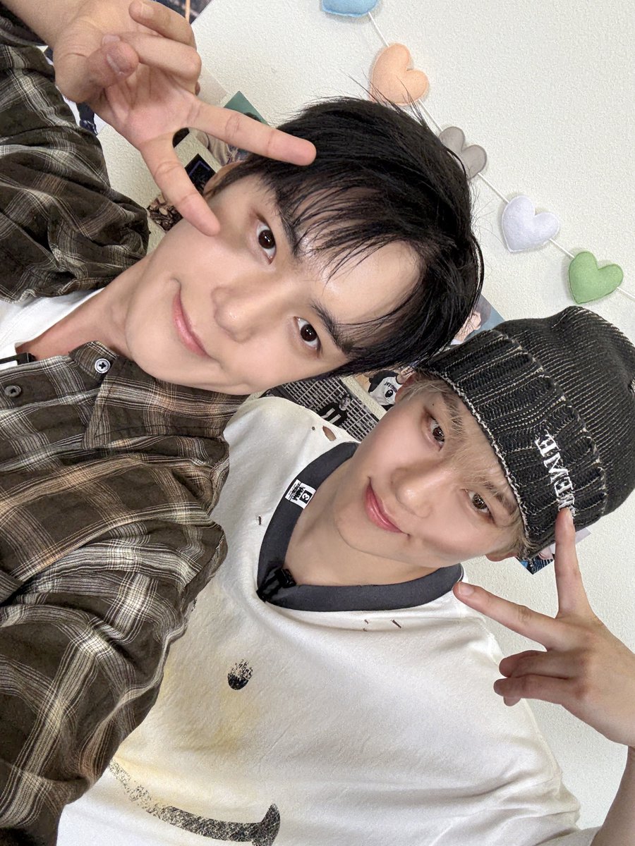 OfficialMONSTAX's tweet photo. 이쪽으로올래! 성공적으로 완료! 힐링과 조언모두 완벽한 하루였습니다!감사해요 형님들! #민혁 https://t.co/sQXZmgJNJN