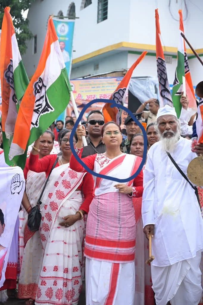 सुरेन्द्र कुमार कुशवाहा ( 100%फॉलो बैक) (@korilkumar6) on Twitter photo ये मोहतराम झारखंड के कृषि मंत्री <a href="/ShilpiNehaTirki/">Shilpi Neha Tirkey</a> हैं,झारखंड में इनसे किसानों का समस्या का समाधान हो नहीं रहा है, और ये गई है बिहार के किसानों का समस्या का समाधान करने के लिए। झारखंड में यूरिया खाद और डीएपी खाद का कालाबाजारी हो रहा है, और किसानों को यूरिया खाद तक नहीं मिल रहा है। ये मोहतराम झारखंड के कृषि मंत्री <a href="/ShilpiNehaTirki/">Shilpi Neha Tirkey</a> हैं,झारखंड में इनसे किसानों का समस्या का समाधान हो नहीं रहा है, और ये गई है बिहार के किसानों का समस्या का समाधान करने के लिए। झारखंड में यूरिया खाद और डीएपी खाद का कालाबाजारी हो रहा है, और किसानों को यूरिया खाद तक नहीं मिल रहा है।