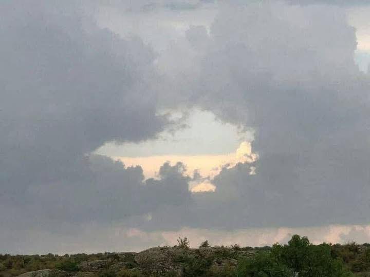 Навіть небо каже: Україна є і буде, 
а Крим - це Україна !
Як після цього не вірити у знаки небес