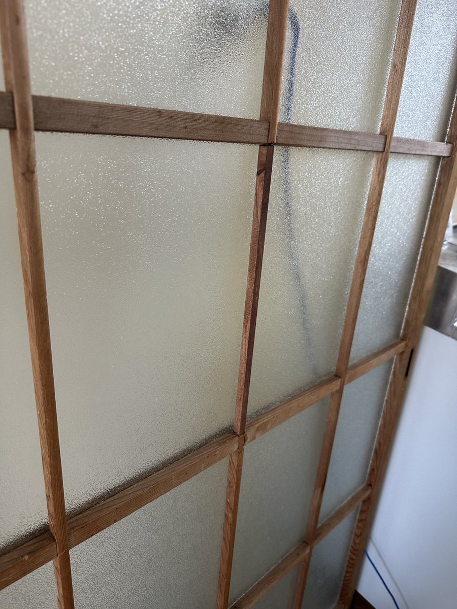 ダイソー商品で補修しておいたと正社員の女子職人さんから日報。合う部材をよく100均で探せたなと感心。本当ありがとう！☺️本職は内装職人、最近はリペアや鉄部木部の塗装までなんでもござれ。実に頼もしい。修繕を内製化してるからこそ、賃料を上げずにクオリティだけ上げて地方で満室経営出来てる。