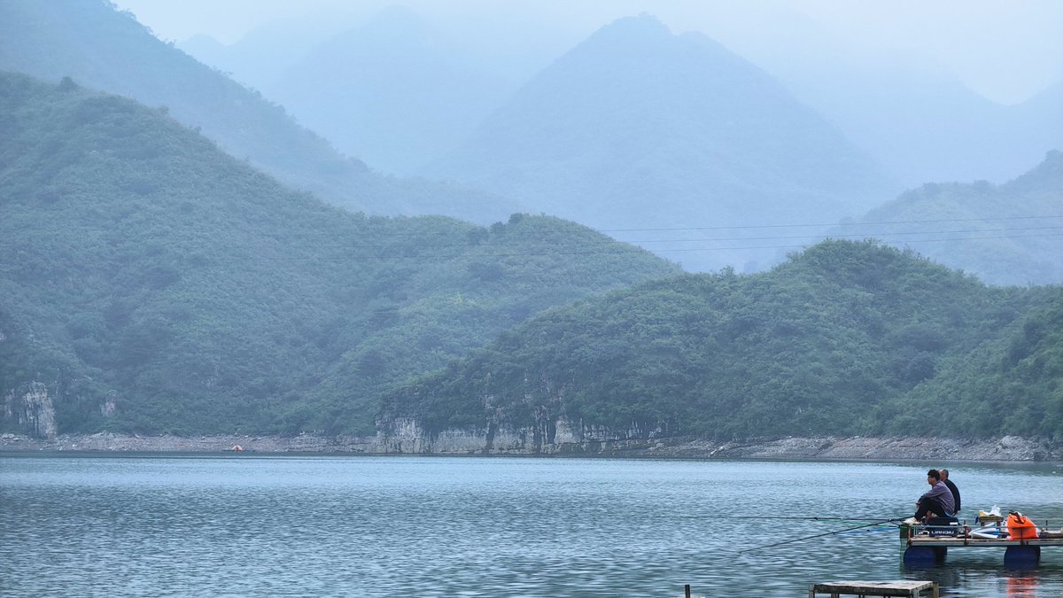易水湖老地方，有个钓友带妹子，妹子穿泳衣下水游泳还帮打窝子，太厉害了😂
不过还有个钓友手串掉下去了，花钱清了潜水员捞上来了。。。。