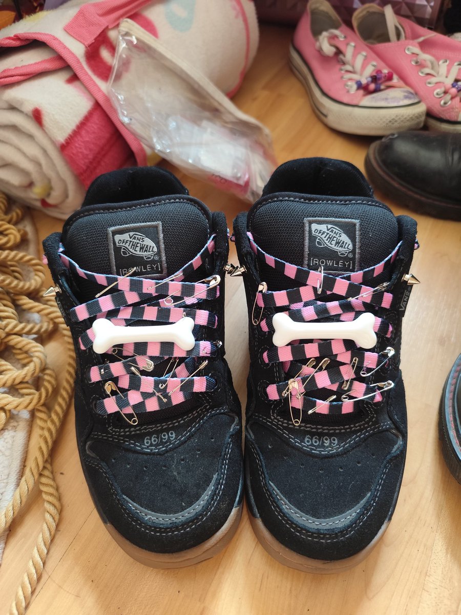 KinkyPi33's tweet image. I made my shoes puppygirl coded &amp;gt;:3