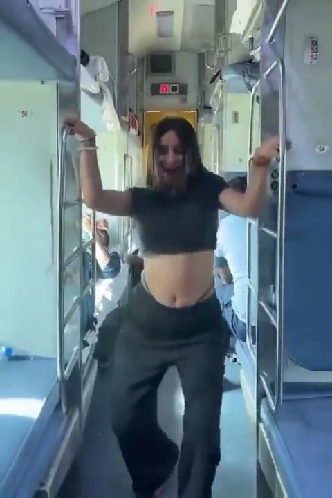 ShivrajXind's tweet image. मैडम ने शर्म लोक लाज बेचकर ट्रेन की सीट हिलाकर Reel बनाई है फिर भी अगर आपने वायरल नहीं की तो बहुत नाइंसाफी होगी!

वैसे इस डांस को पोल डांस कहा जाता है मैडम ने सीट को ही पोल बना दिया! अगर इनको मंच मिल जाए तो श्री लंका वाली नोरा फतेही इंडिया छोड़कर भाग जाएगी!