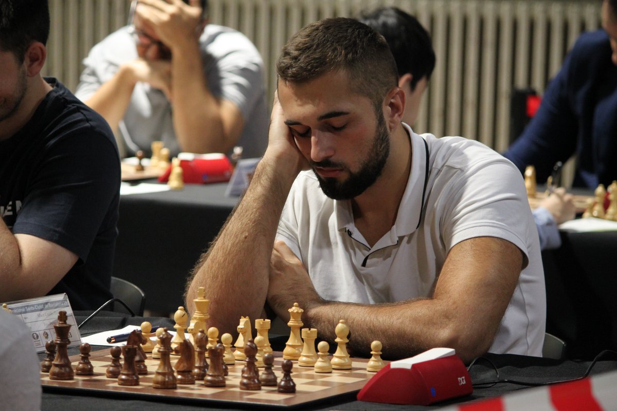 SantsChess's tweet photo. Catalan FM Albert Castillo surprises by defeating Lithuanian GM Paulius Pultinevicius in the third round. The Sants Chess Open is a very competitive tournament that requires a lot of preparation.
#santschess #chess #barcelona #catalonia #chessplayer #fidemaster https://t.co/mc4sALdQ2V