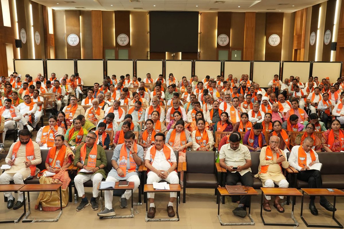 CRPaatil's tweet photo. આવો સેવા પખવાડિયાને સફળ બનાવીએ !!! 

આપણાં સૌનાં લોકલાડીલા અને વિશ્વપુરૂષ માનનીય પ્રધાનમંત્રી શ્રી @narendramodi સાહેબનાં જન્મદિવસ નિમિત્તે 17મી સપ્ટેમ્બરથી 2જી ઓકટોબર દરમિયાન યોજાનારા સેવા પખવાડિયા સંદર્ભે આજે પ્રદેશ કાર્યાલય શ્રી કમલમ ખાતે પ્રદેશ સંગઠન મહામંત્રીશ્રી રત્નાકરજીની વિશેષ ઉ૫સ્થિતિ વચ્ચે બેઠક યોજી-આ સેવા પખવાડિયાને સફળ બનાવવા સૌને આહવાન કર્યું અને જરૂરી સૂચનો અને માર્ગદર્શન પાઠવ્યા.