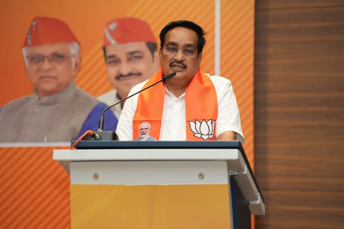 CRPaatil's tweet photo. આવો સેવા પખવાડિયાને સફળ બનાવીએ !!! 

આપણાં સૌનાં લોકલાડીલા અને વિશ્વપુરૂષ માનનીય પ્રધાનમંત્રી શ્રી @narendramodi સાહેબનાં જન્મદિવસ નિમિત્તે 17મી સપ્ટેમ્બરથી 2જી ઓકટોબર દરમિયાન યોજાનારા સેવા પખવાડિયા સંદર્ભે આજે પ્રદેશ કાર્યાલય શ્રી કમલમ ખાતે પ્રદેશ સંગઠન મહામંત્રીશ્રી રત્નાકરજીની વિશેષ ઉ૫સ્થિતિ વચ્ચે બેઠક યોજી-આ સેવા પખવાડિયાને સફળ બનાવવા સૌને આહવાન કર્યું અને જરૂરી સૂચનો અને માર્ગદર્શન પાઠવ્યા.