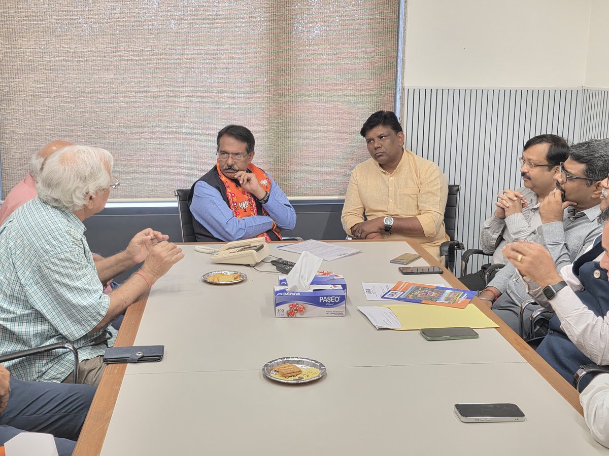gajainderYDVBJP's tweet photo. भारत सरकार के परिवहन राज्य मंत्री श्री @hdmalhotra जी के सा��� ऊर्जा एवं वसंत कुंज फेडरेशन के पदाधिकारियों संग मुलाकात कर रैपिड रेल एवं हाईवे से जुड़े महत्वपूर्ण विषयों पर चर्चा की तथा क्षेत्र की आवश्यकताओं को ध्यान में रखते हुए अपने सुझाव प्रस्तुत किए।

#BJP #भारतीयजनतापार्टी
#Mehrauli #महरौली #जयमहरौली
#GajainderYadav #गजेंद्र_यादव 

@BJP4India @BJP4Delhi @narendramodi @AmitShah @JPNadda @gupta_rekha @Virend_Sachdeva @RamvirBidhuri @PavanRanaRSS @PandaJay @aarti_singhbjp