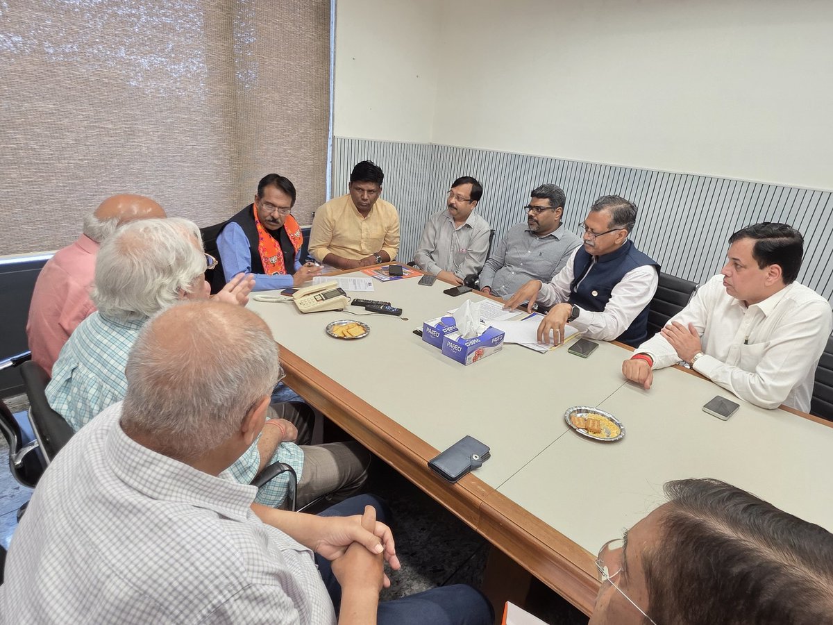 gajainderYDVBJP's tweet photo. भारत सरकार के परिवहन राज्य मंत्री श्री @hdmalhotra जी के सा��� ऊर्जा एवं वसंत कुंज फेडरेशन के पदाधिकारियों संग मुलाकात कर रैपिड रेल एवं हाईवे से जुड़े महत्वपूर्ण विषयों पर चर्चा की तथा क्षेत्र की आवश्यकताओं को ध्यान में रखते हुए अपने सुझाव प्रस्तुत किए।

#BJP #भारतीयजनतापार्टी
#Mehrauli #महरौली #जयमहरौली
#GajainderYadav #गजेंद्र_यादव 

@BJP4India @BJP4Delhi @narendramodi @AmitShah @JPNadda @gupta_rekha @Virend_Sachdeva @RamvirBidhuri @PavanRanaRSS @PandaJay @aarti_singhbjp