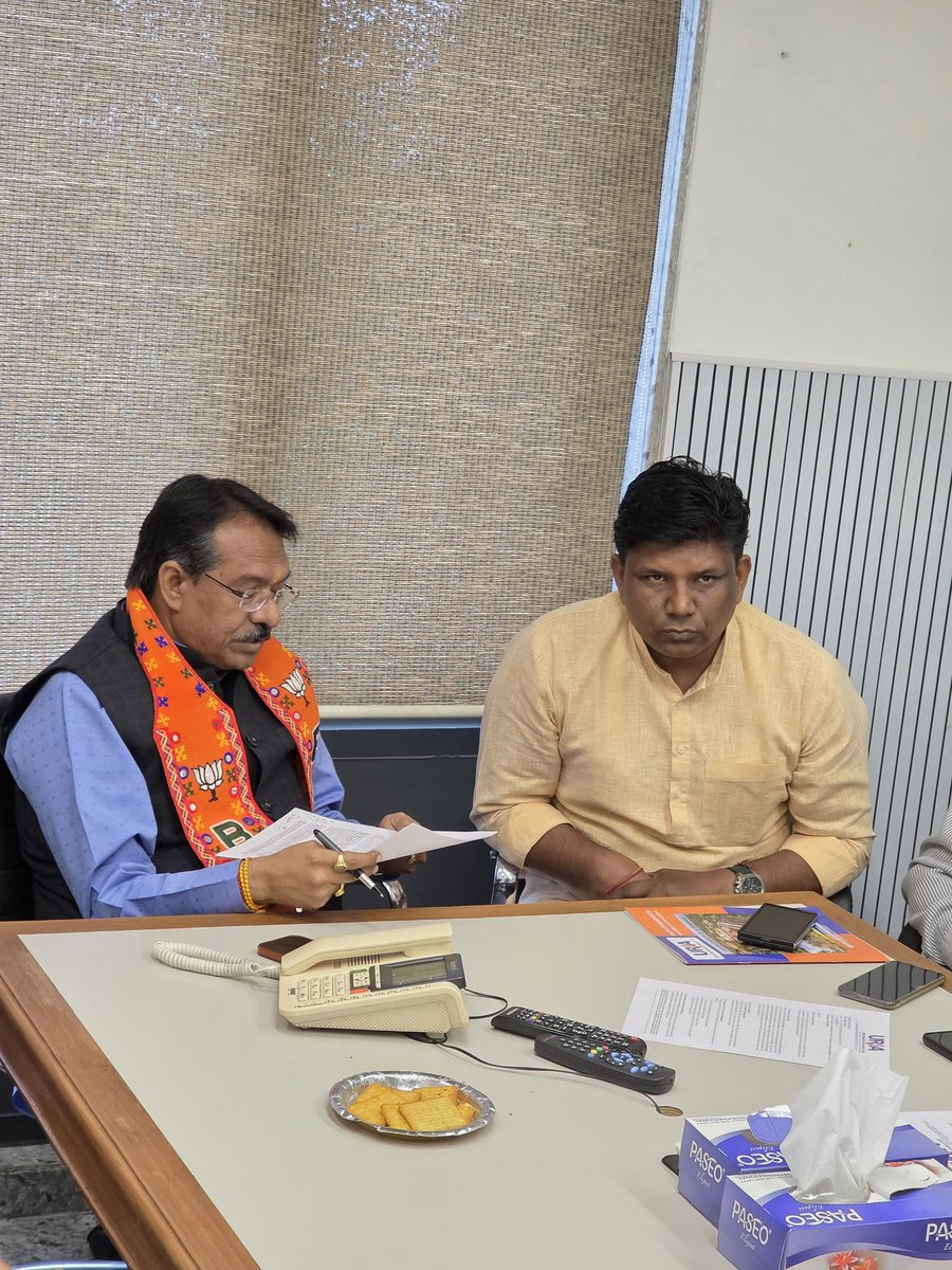 gajainderYDVBJP's tweet photo. भारत सरकार के परिवहन राज्य मंत्री श्री @hdmalhotra जी के सा��� ऊर्जा एवं वसंत कुंज फेडरेशन के पदाधिकारियों संग मुलाकात कर रैपिड रेल एवं हाईवे से जुड़े महत्वपूर्ण विषयों पर चर्चा की तथा क्षेत्र की आवश्यकताओं को ध्यान में रखते हुए अपने सुझाव प्रस्तुत किए।

#BJP #भारतीयजनतापार्टी
#Mehrauli #महरौली #जयमहरौली
#GajainderYadav #गजेंद्र_यादव 

@BJP4India @BJP4Delhi @narendramodi @AmitShah @JPNadda @gupta_rekha @Virend_Sachdeva @RamvirBidhuri @PavanRanaRSS @PandaJay @aarti_singhbjp
