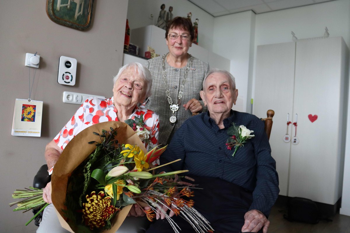 Jan de Groot en Corrie de Groot-Beukenkamp uit Burgum zijn vandaag maar liefst 70 getrouwd. Burgemeester Tineke Schokker bracht een bezoek aan het echtpaar om hen persoonlijk te feliciteren. Het echtpaar viert hun 70-jarig huwelijk met hun kinderen en medebewoners van Berchhiem.