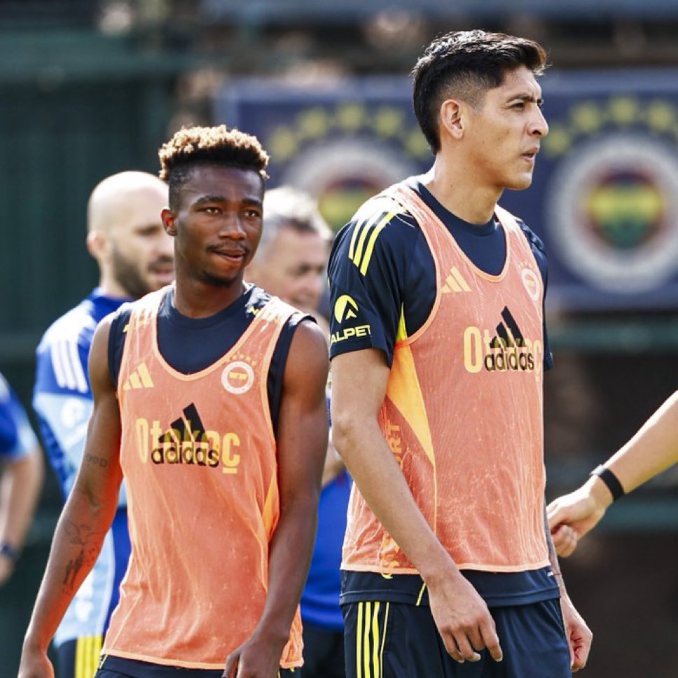 Dorgeles Nene-Edson Alvarez

Çok şey bekliyoruz sizden.