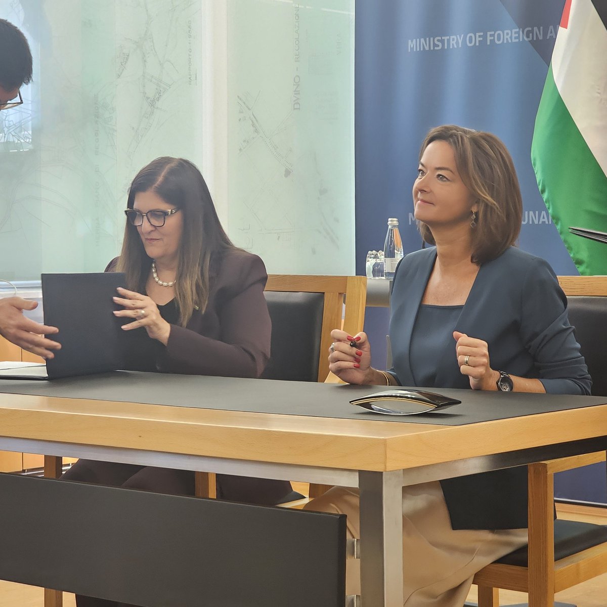 PalMisAUT's tweet photo. Signing a Memorandum of Understanding on cooperation between the Republic of Slovenia and the State of Palestine . Thank you Slovenia 🇸🇮 for your principled position https://t.co/iHErh7yUet