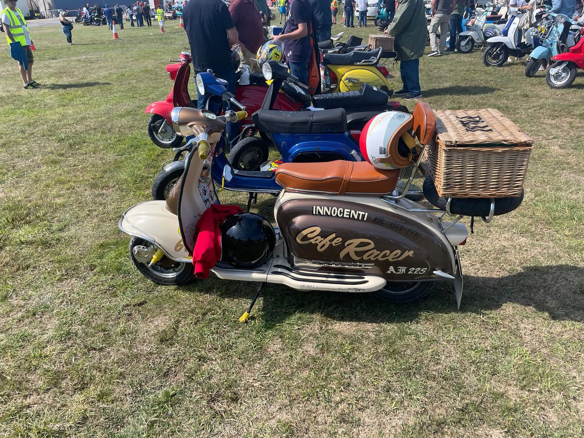 Lambretta_C_CAT's tweet photo. Aquest cap de setmana socis del Club han gaudit del mític Ral·li de l’Illa de Wight
📸 #michaelfitzgerald
#LCC #fundat2012 #escuters #scooters #escuterisme #lambretta #lambrettaclub #lambrettaoficial #lambrettaofinstagram #isleofwight #england #barcelona #catalunya https://t.co/YELqTAU7wc