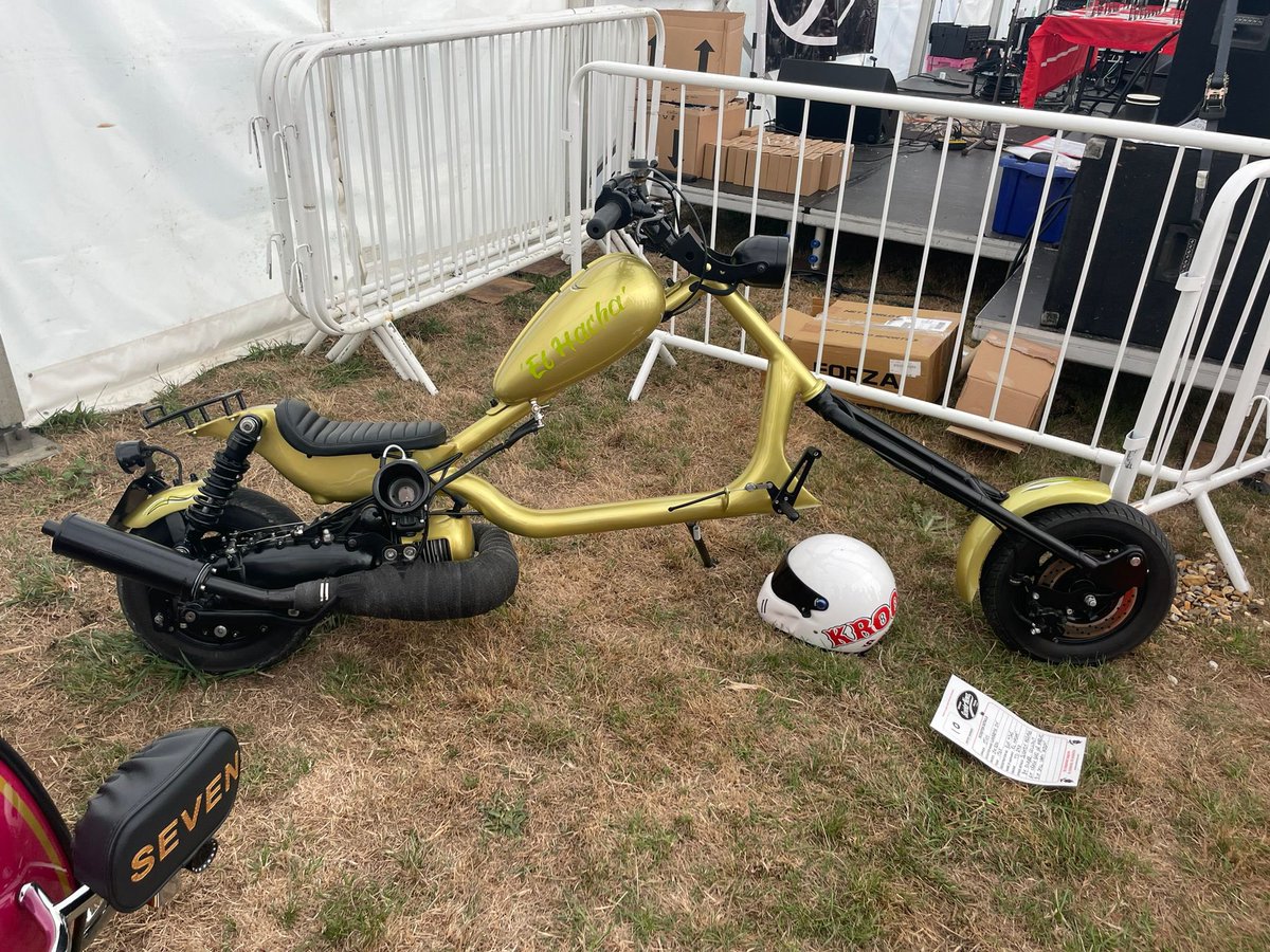 Lambretta_C_CAT's tweet photo. Aquest cap de setmana socis del Club han gaudit del mític Ral·li de l’Illa de Wight
📸 #michaelfitzgerald
#LCC #fundat2012 #escuters #scooters #escuterisme #lambretta #lambrettaclub #lambrettaoficial #lambrettaofinstagram #isleofwight #england #barcelona #catalunya https://t.co/YELqTAU7wc