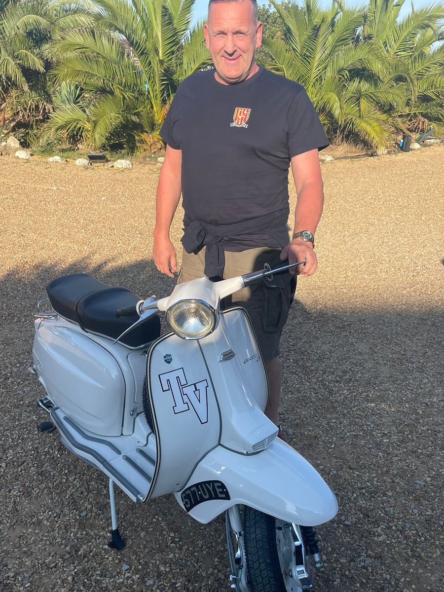 Lambretta_C_CAT's tweet photo. Aquest cap de setmana socis del Club han gaudit del mític Ral·li de l’Illa de Wight
📸 #michaelfitzgerald
#LCC #fundat2012 #escuters #scooters #escuterisme #lambretta #lambrettaclub #lambrettaoficial #lambrettaofinstagram #isleofwight #england #barcelona #catalunya https://t.co/YELqTAU7wc