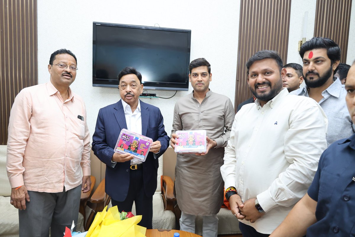 DrSEShinde's tweet photo. शिवसेनेचे कुडाळ - मालवण विधानसभा मतदारसंघाचे आमदार निलेश राणे यांच्या पुढाकाराने मुंबईतील ��ोकणवासीयांसाठी गणेशोत्सवांदरम्यान कोकणचा प्रवास सुखकर व्हावा यासाठी विशेष '' शिवसेना एक्सप्रेस '' आज दादर येथून सोडण्यात आली. यावेळी  खासदार श्री. नारायण राणे साहेबही उपस्थित होते. यावेळी या विशेष रेल्वेला झेंडा दाखवत कोकणात मार्गस्थ करण्यात आली. 

शिवसेना आणि जय म��ाराष्ट्र या शब्दांचे जसे नाते आहे तेवढचं घट्ट कोकण आणि शिवसेना या शब्दांचे आहे. शिवसेनेच्या स्थापनेपासून कोकणाने भरभरुन प्रेम दिले  आहे. आज नोकरीच्या निमित्ताने कोकण सोडून मुंबईत स्थिरावलेल्या कोकणी माणसाला शिवसेना ही नेहमीच प्रिय असणारी संघटना आहे. गाव आणि मुंबई यांच्या अंतरात आपली शिवसेना कोकणसाठी नेहमी दुवा बनली आहे.  आज या विशेष रेल्वेने आपल्या गावी जाणाऱ्या सर्व गणेशभक्तांशी ��ंवाद साधून त्यांना सुखरूप प्रवासाच्या  शुभेच्छा दिल्या.  या मोफत आणि सुरक्षित रेल्वे प्रवासासाठी यावेळी सर्व गणेशभक्तांनी शिवसेनेचे आभार मानले. 

यावेळी शिवसेना स्थानिक पदाधिकारी, कार्यकर्ते उपस्थित होते.

#Shivsena #DrShrikantEknathShinde