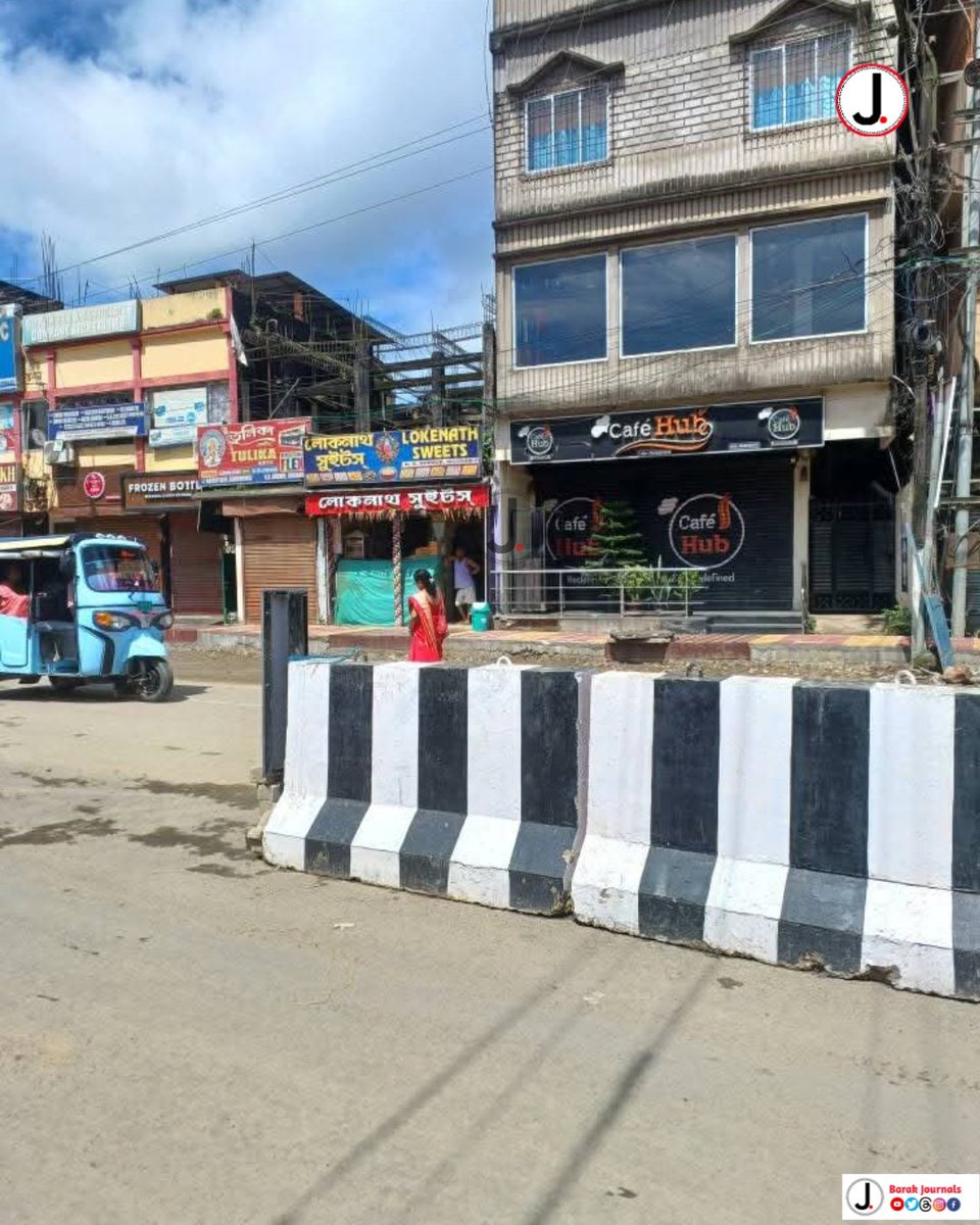 BarakJournals's tweet photo. A concrete divider has been installed on Rangirkhari Road to reduce congestion and improve smooth traffic flow in the area.

#BarakJournals https://t.co/TaRvQJziLd